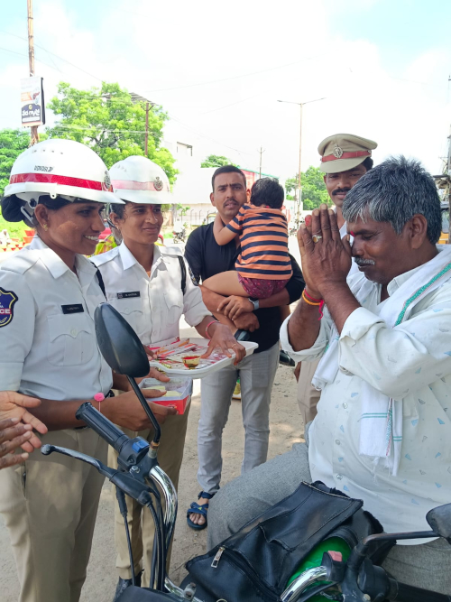 రాఖీతో రోడ్డు భద్రతపై అవగాహన