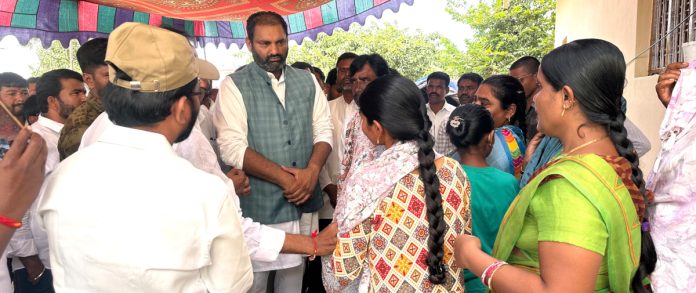మృతుల కుటుంబాలను పరామర్శించిన ఎమ్మెల్యే