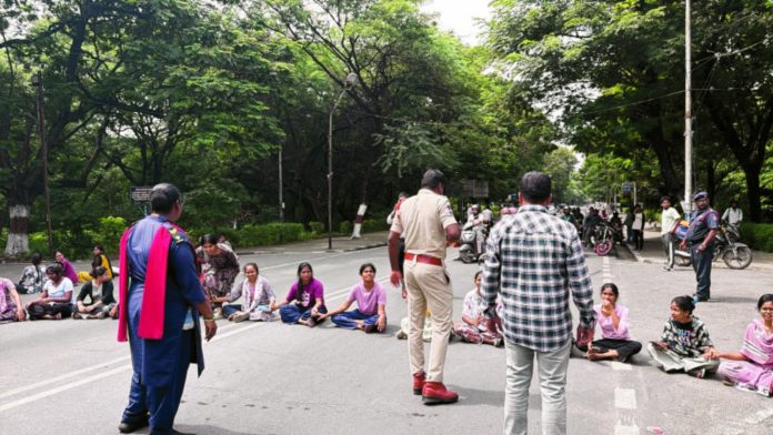 ఓయూలో విద్యార్థినుల రాస్తారోకో