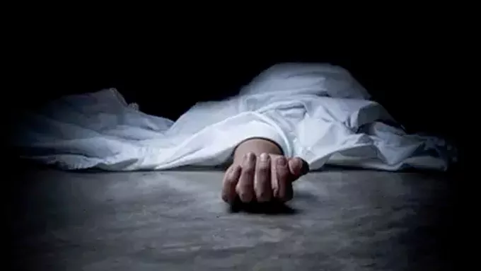 నడిరోడ్డుపై కత్తితో నరికి దారుణ హత్య