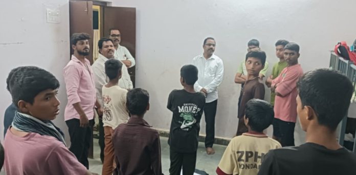 ఎస్సీ బాలుర హాస్టల్లో తహసీల్దార్ తనిఖీ Tahsildar inspects SC boys' hostel