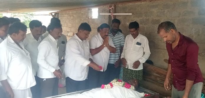 మృతుడి కుటుంబాన్ని పరామర్శించిన కాంగ్రెస్ నాయకులు