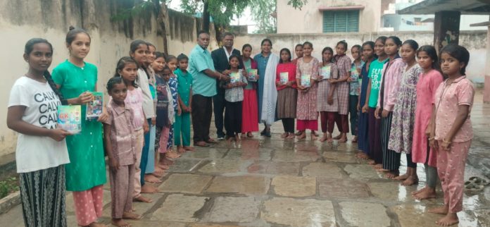 విద్యార్థినులకు స్టడీ మెటీరియల్ పంపిణీ