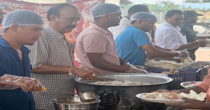 ఏఎమ్మార్ వినాయక మండపంలో మహా అన్నదానం