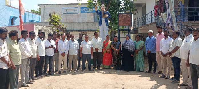 అమరచింతలో హమారా ప్రసాద్ పై కేసు నమోదు చేయాలని దళిత సంఘాల నిరసన