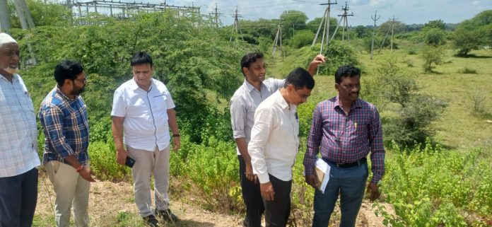 తరోడలో నూతన ఆరోగ్య కేంద్ర భవనానికి భూమి పరిశీలన
