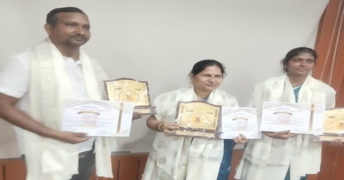 ఉత్తమ ఉపాధ్యాయ ప్రశంస పత్రాలు అందుకున్న పద్మ, కవిత, అరుణ్ కుమార్