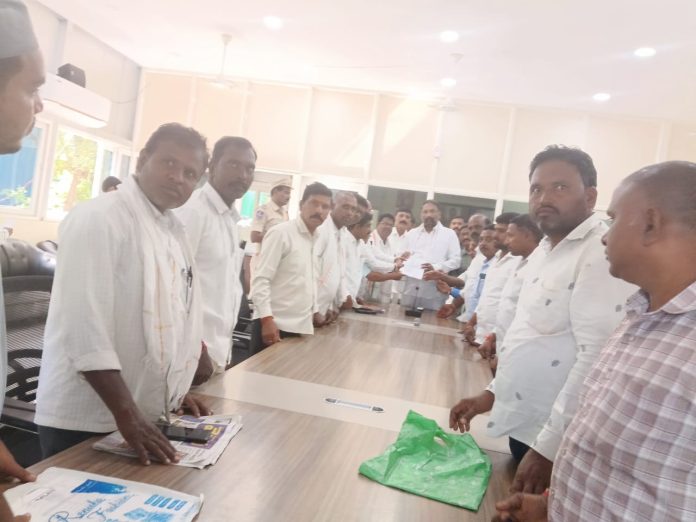 భూములిచ్చాం.. భవిష్యత్తుకు భరోసా ఏది.?
