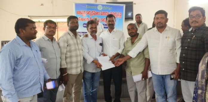 ఇళ్ల స్థలాలు ఇవ్వాలని ఎమ్మెల్సీకి వినతి