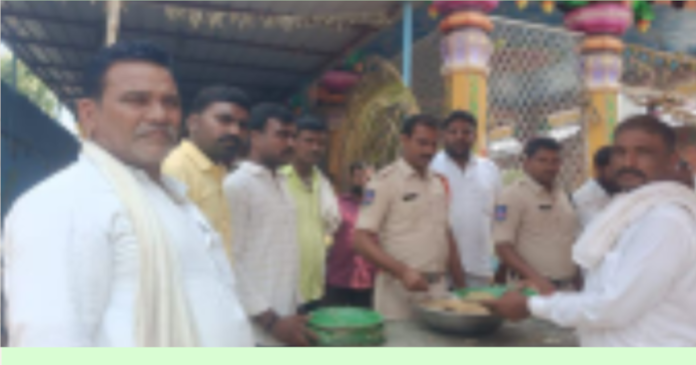 గణేష్ మండపం వద్ద భోజనం వడ్డించిన ఎస్సై