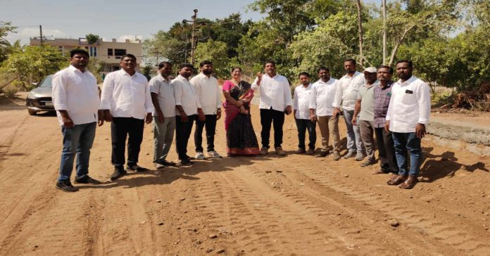 అభివృద్ధి పనులను పరిశీలించిన నాయకులు