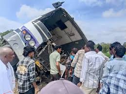 ఆర్టీసీ బస్సు బోల్తా.. 20 మందికి గాయాలు