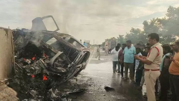సూర్యాపేట వద్ద ఘోర రోడ్డు ప్రమాదం.. కారులో వ్యక్తి సజీవ దహనం