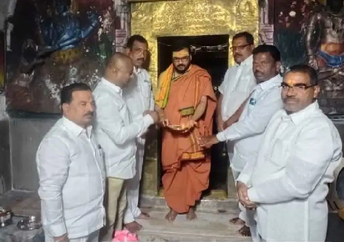 mpp-gal-reddy-visited-the-temple