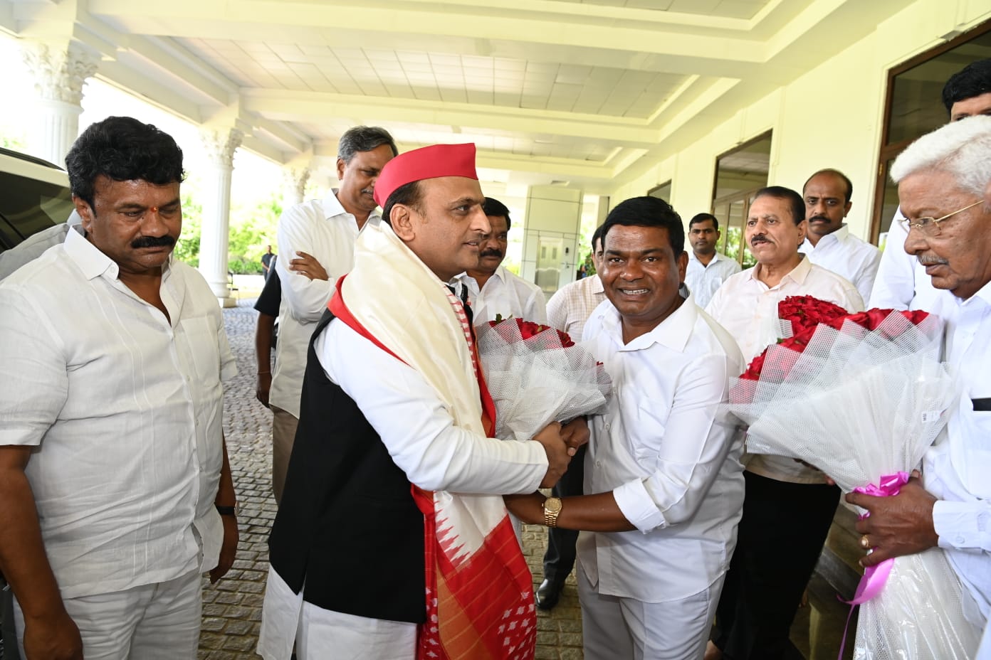 brs-district-presidents-met-samajwadi-party-chief