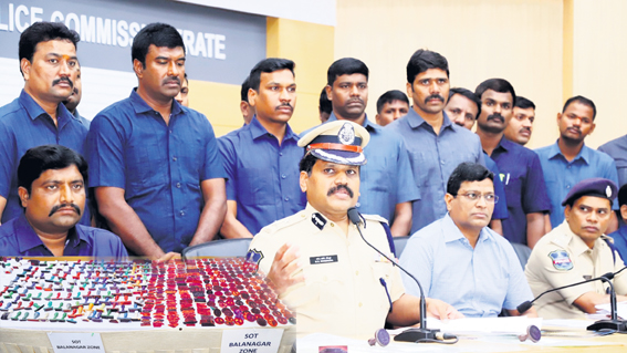Gang of making fake documents and stamps arrested