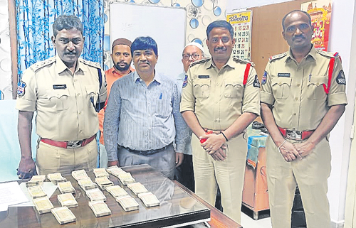 Huge amount of cash and gold seized