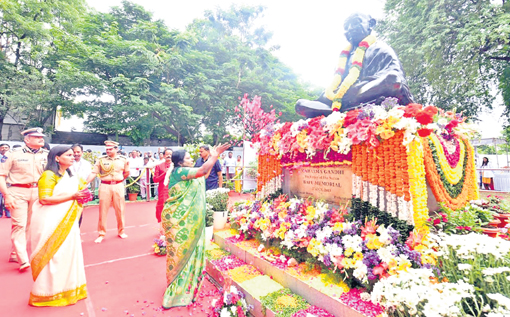 Governor's tribute to Mahatma