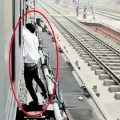 passengers-hanging-the-thief-from-the-window-of-a-moving-train