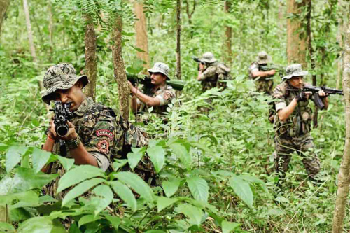 ఛత్తీస్‌గఢ్‌లో ఎదురుకాల్పులు