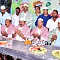 brs-candidate-kyama-mallesh-who-participated-in-the-iftar-dinner