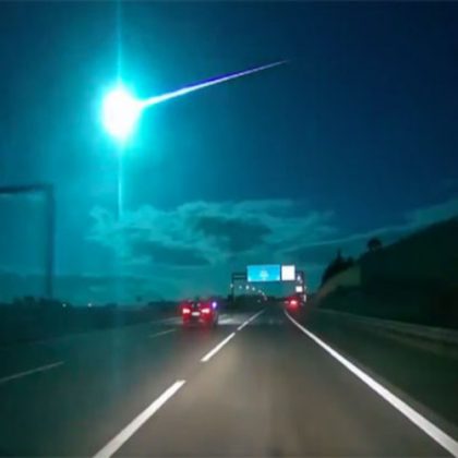 a-meteor-that-fell-on-the-earth-is-the-light-of-hundreds-of-thousands-of-people