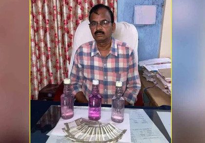 tehsildar-caught-by-acb-while-taking-bribe