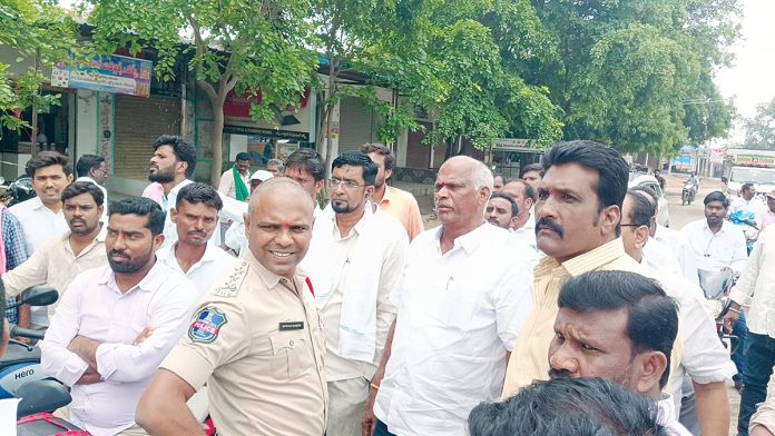 Followers of the MLA and former MLA of Tumdihetti