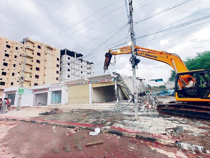 Hydra removes illegal structures