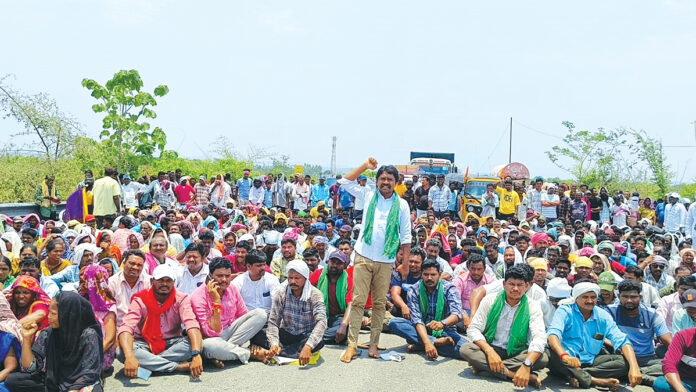 Corn farmers block national highway