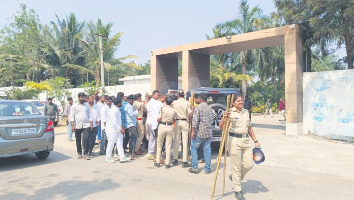 Youth Congress attempts to besiege MP Etala's house