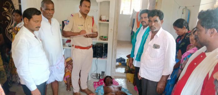 ఫోన్ మాట్లాడొద్దన్నందుకు యువకుడి ఆత్మహత్య 