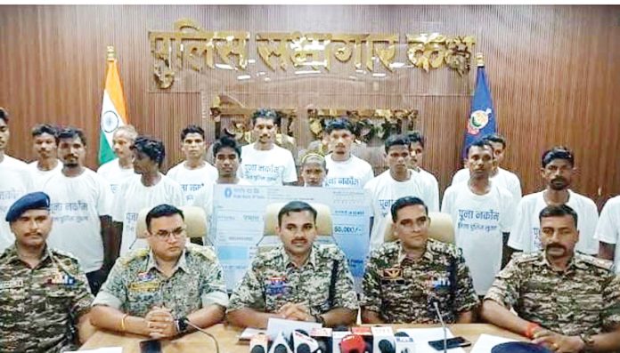 18 Maoists surrender
