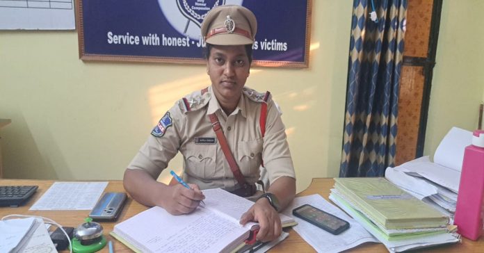 Bitla Persis as Mudhol SI..