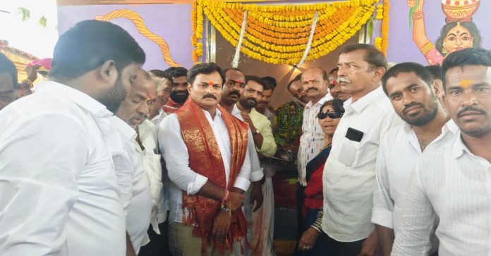 MLA Kumbh offers special prayers to Goddess Durga