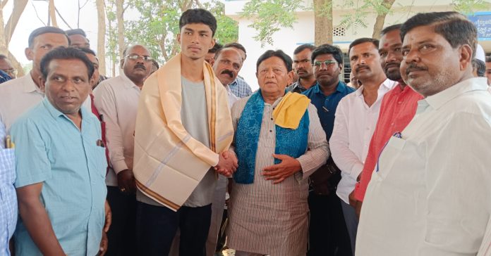 MLA honours Asani Rishikesh..