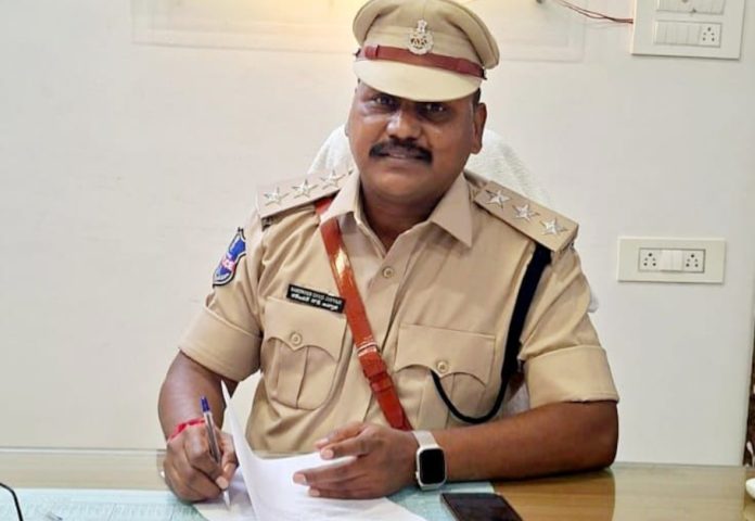 Narendra Goud as DSP Thupran..