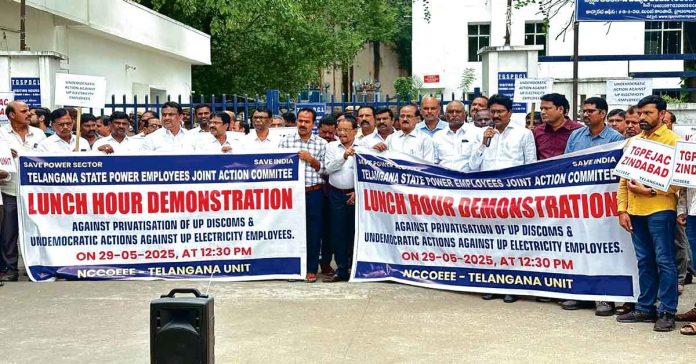 Workers protest against power privatization in UP
