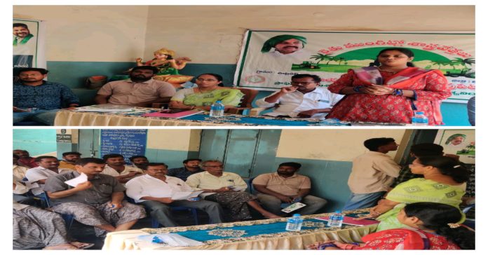 Scientists in front of farmers in Ootlapalli