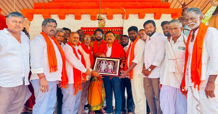 Temple committee chairman presents photo to MLA
