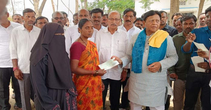 The government is working to ensure that the fruits of welfare reach the people.