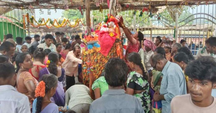 The hustle and bustle of devotees in Medaram
