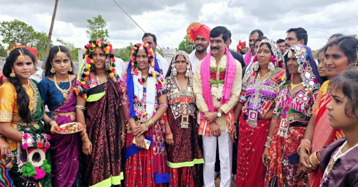 The village of Manala ran along with me from the time of movement