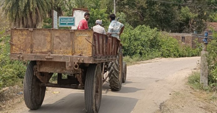 Traveling on the embankment of Mahabubnagar Lake.. is a risk..!