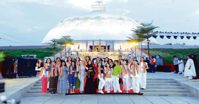 The beauties who visited the Buddha Park