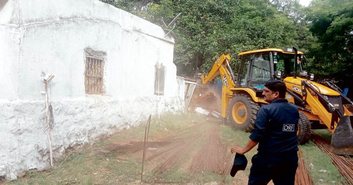 Hydra removes park encroachments in Yellareddyguda