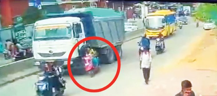 స్కూటీని, ఢీకొట్టిన, టిప్పర్‌