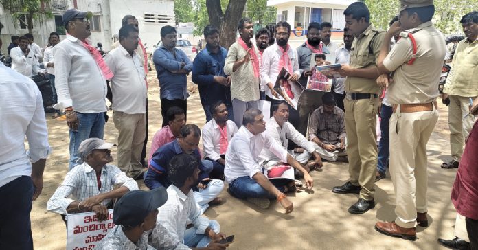 BRS leaders arrested at the police station