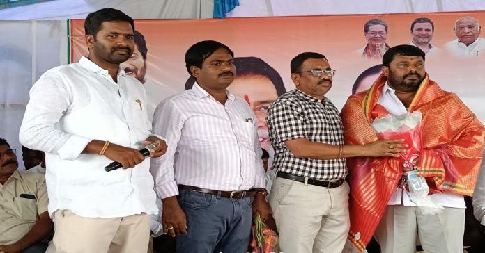 Congress flag should fly in local body elections: Cheruku