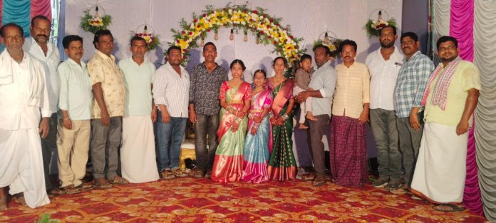 Congress leaders bless children